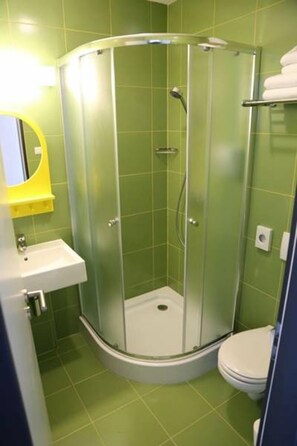 Chambre Standard Double ou avec lits jumeaux, balcon | Salle de bain | Douche, articles de toilette gratuits, sĂšche-cheveux