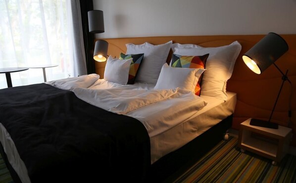 Standard dubbelrum eller tvåbäddsrum - balkong | 1 sovrum, skrivbord, ljudisolering och strykjärn/strykbräda