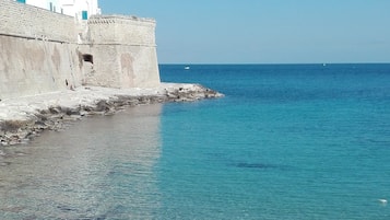 Una spiaggia nelle vicinanze