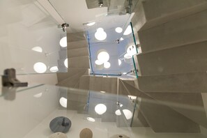 Shower, rainfall showerhead, hair dryer, towels - Palazzo Fiscaiolo B&B (Monopoli)