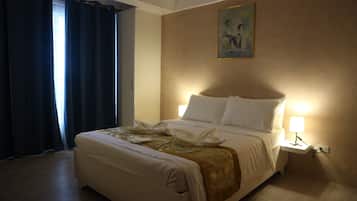 Habitación doble superior, 1 cama matrimonial | Minibar, tabla de planchar con plancha, wifi gratis y ropa de cama