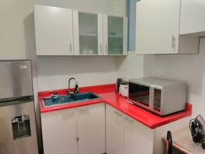 Apartamento família, várias camas | Cozinha americana privada | Geladeira grande, micro-ondas, cafeteira/chaleira, chaleira elétrica