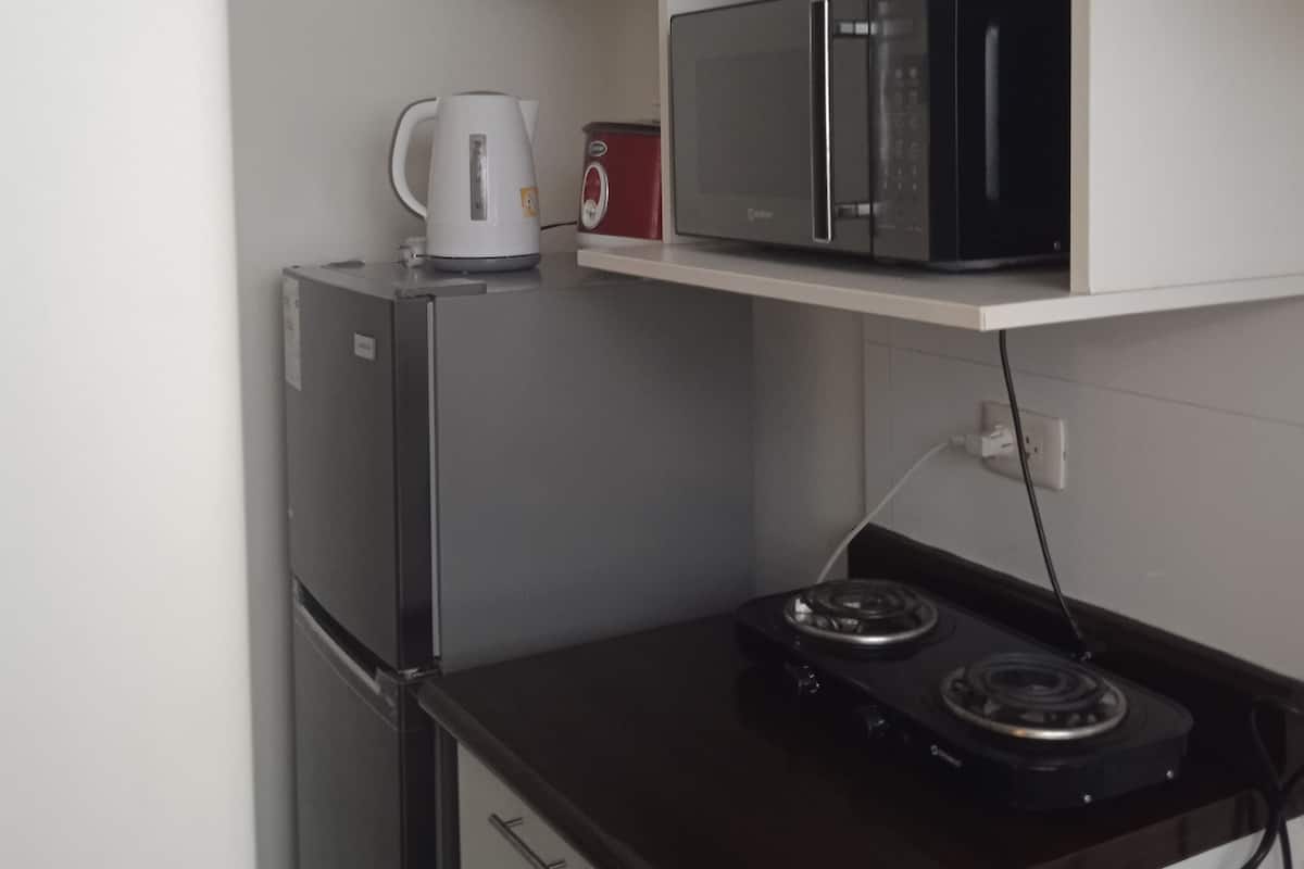 Frigorífico grande, microondas, cafetera o tetera y hervidor eléctrico