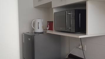 Coffee/tea maker, full-size fridge, microwave, electric kettle