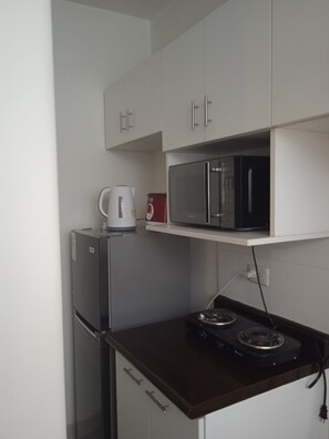 ตู้เย็นขนาดใหญ่, ไมโครเวฟ, เครื่องชงกาแฟ/ชา, กาต้มน้ำไฟฟ้า