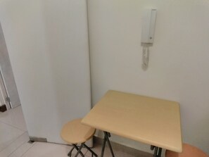 Apartamento família, várias camas | Opções para refeição no quarto