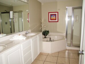 Condo, 3 Bedrooms, Beachfront (111) | Bathroom