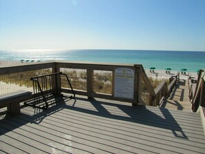 On the beach - Beach Retreat Condos by Crystal Waters (Destin)