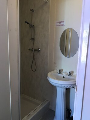 Shower, free toiletries, hair dryer, towels - Chilton Hotel (Blackpool)