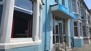 Un edificio azul con un cartel que dice "Chilton Hotel".