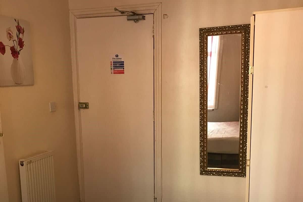 Iron/ironing board, bed sheets