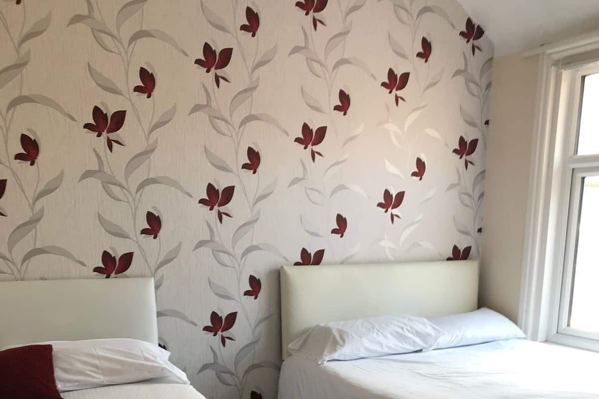 Iron/ironing board, bed sheets