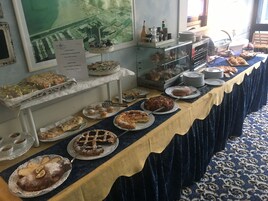 Café da manhã com buffet grátis todos os dias