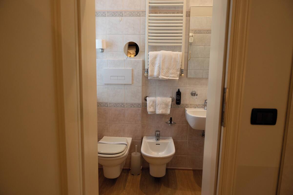 classic twin room | bathroom | free toiletries, hair dryer, bidet, towels