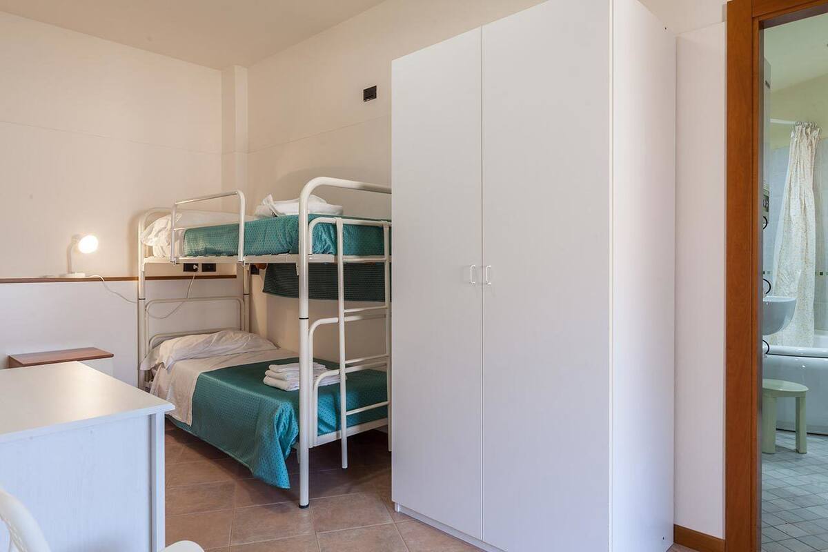Habitación cuádruple económica | Caja fuerte, escritorio, wifi gratis