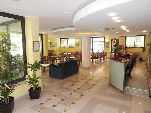 Lobby sitting area - Hotel Villa Claudia (Bellaria-Igea Marina)