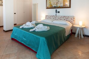 Safe på rommet, skrivebord og wi-fi (inkludert)