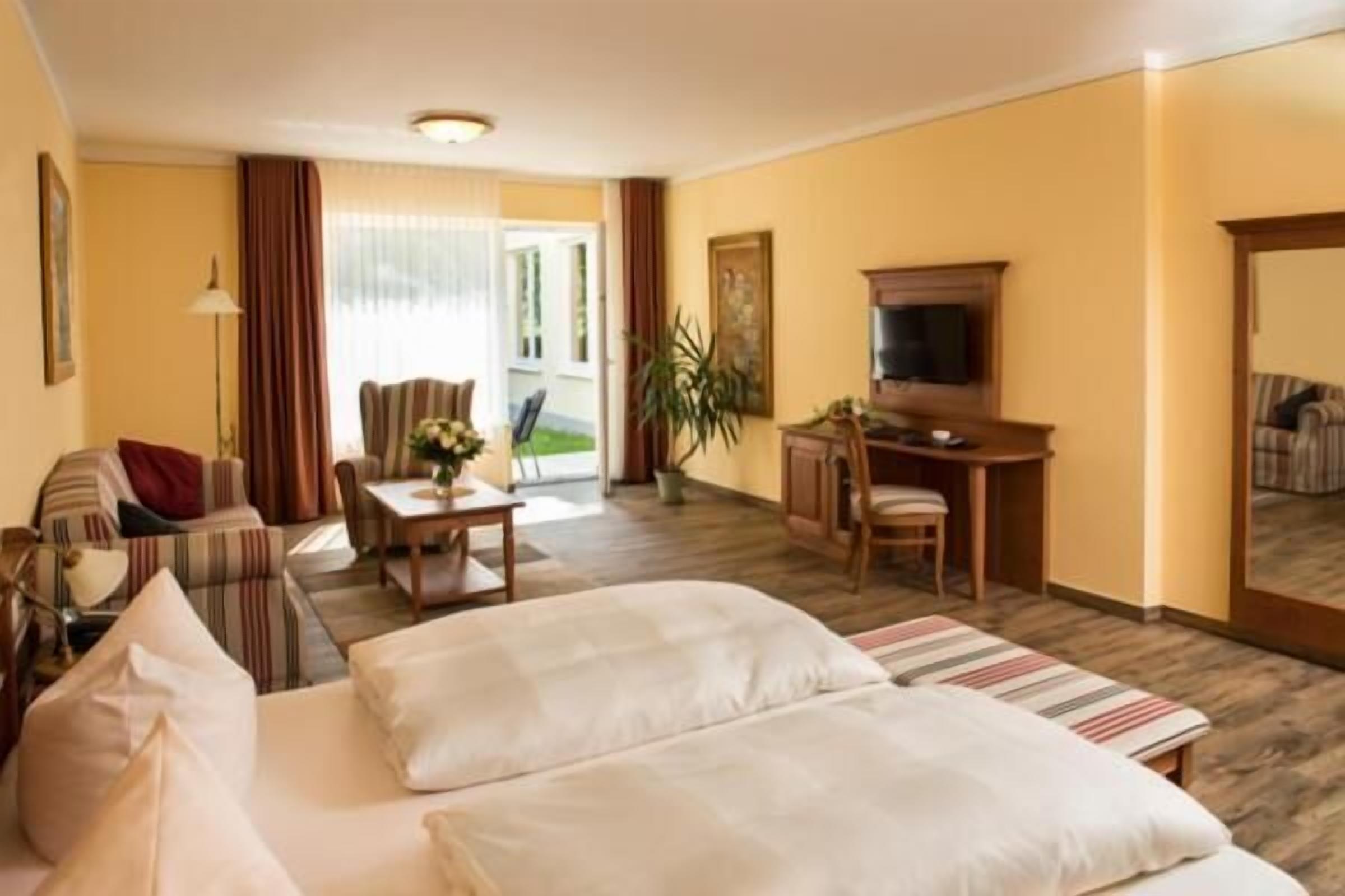 Minibar, két bảo mật tại phòng, bàn, bàn ủi/dụng cụ ủi quần áo 