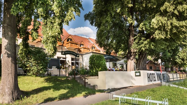 A hotel with a traditional European architectural style, featuring a prominent entrance with a staircase leading to the main building. - Hotel Knorre (Meissen)