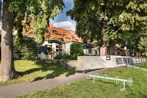 A hotel with a traditional European architectural style, featuring a prominent entrance with a staircase leading to the main building. - Hotel Knorre (Meissen)