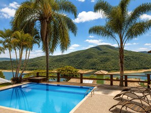 Piscine intérieure, chaises longues