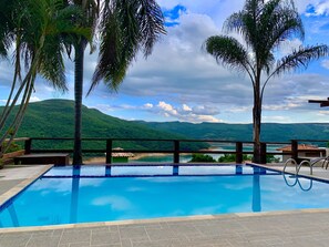 Indoor pool, sun loungers - Vista do Lago - Casa para 16 pessoas com 4 quartos (Capitólio)