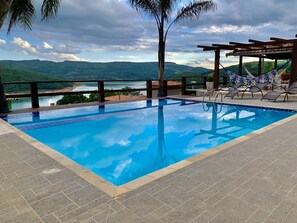 สระว่ายน้ำในร่ม, เก้าอี้อาบแดดริมสระ