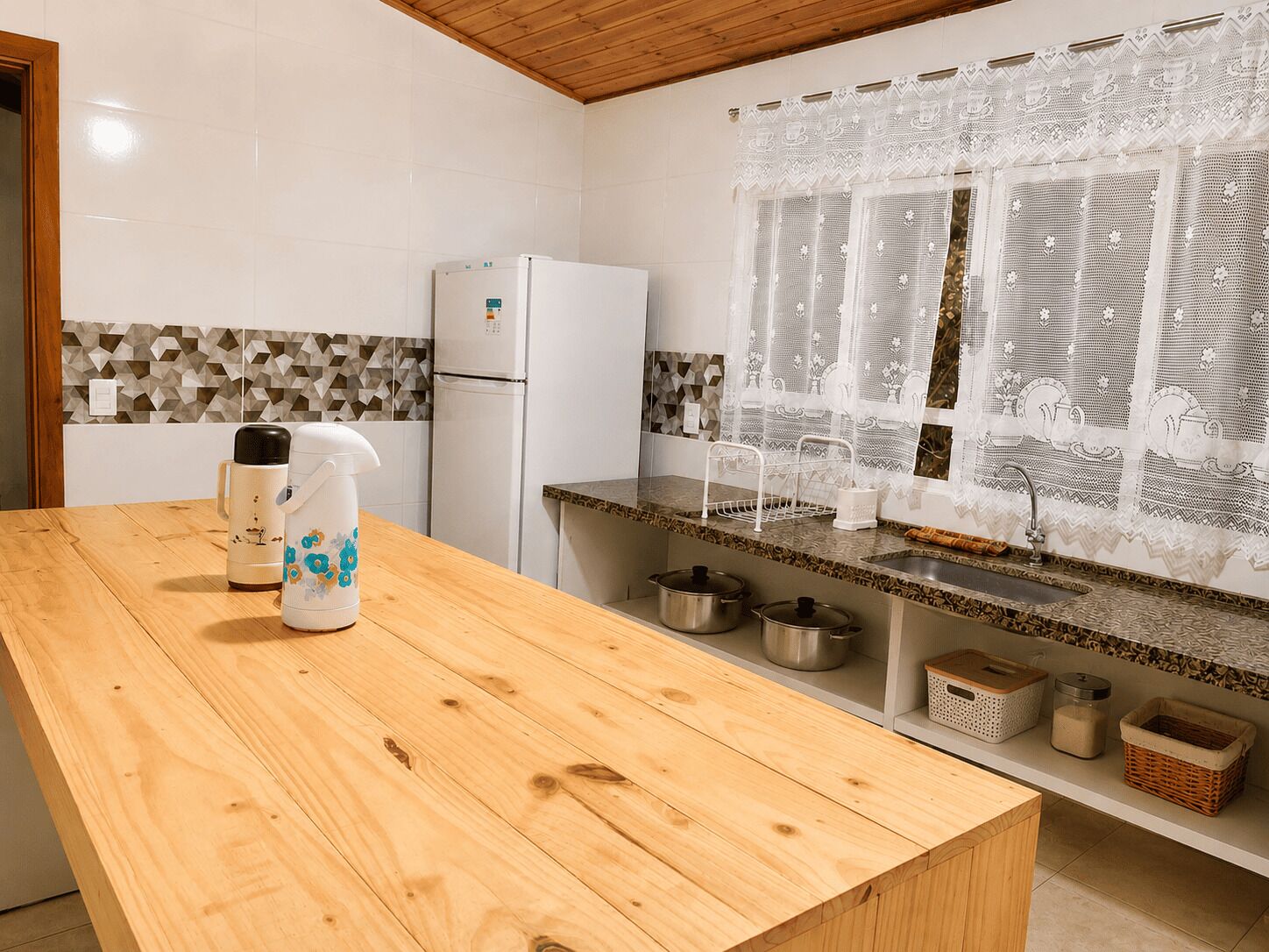 Großer Kühlschrank, Ofen, Herdplatte, Kochgeschirr/Geschirr/Besteck