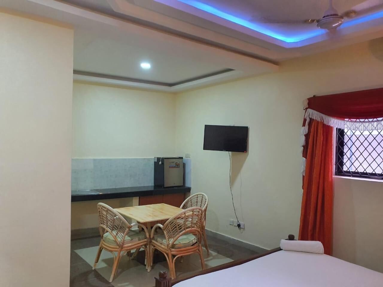 Frokost, lunsj og middag serveres, lokale og internasjonale retter 