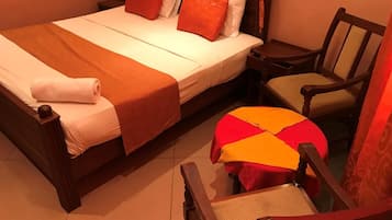 Tabla de planchar con plancha, wifi gratis y ropa de cama