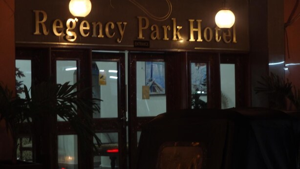 El exterior del Hotel Regency Park con un letrero sobre la entrada.