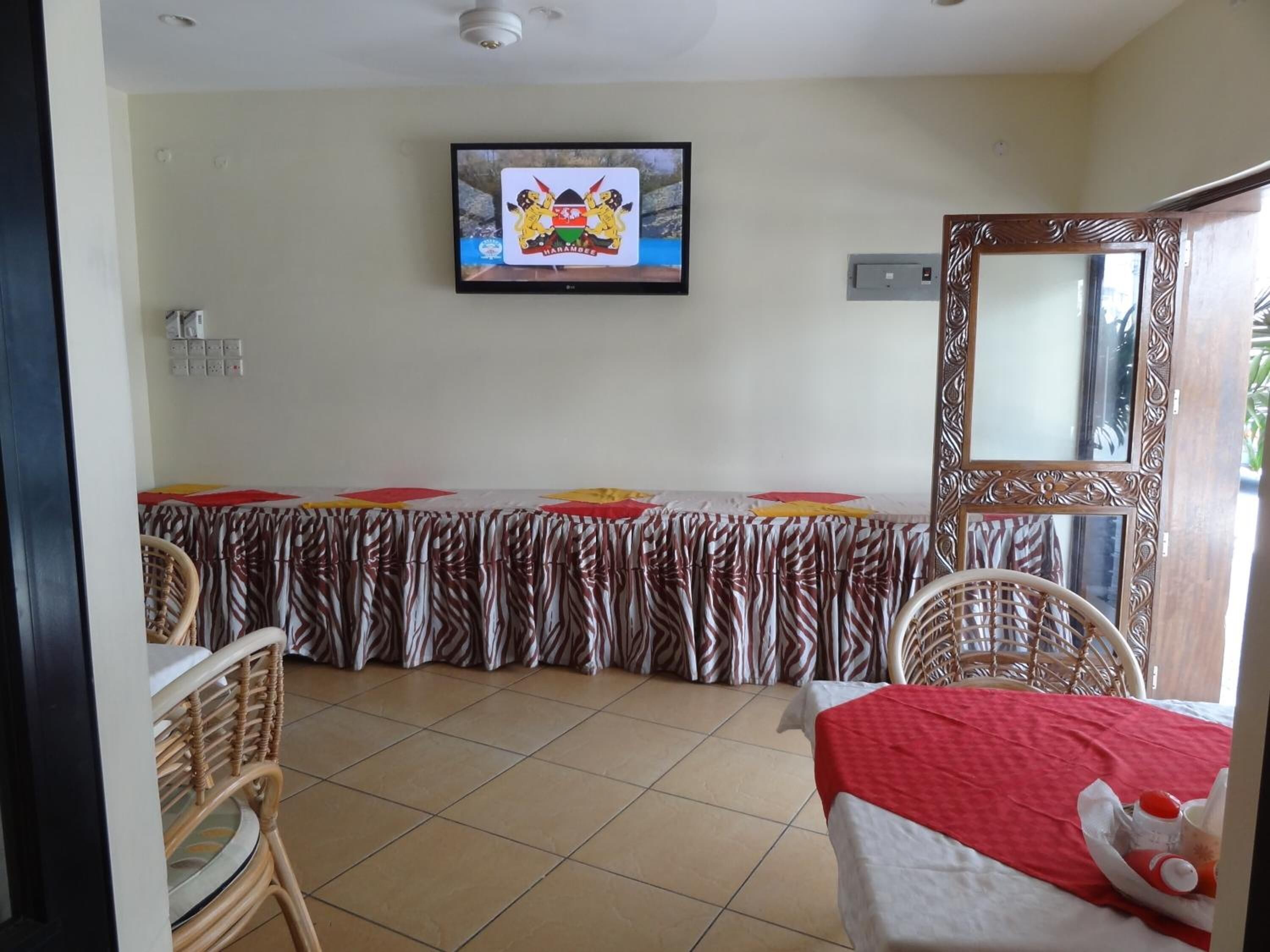 供应早餐、午餐和晚餐，本地与国际菜