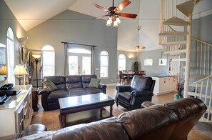 House, Multiple Beds (Admirals Club) | Living area