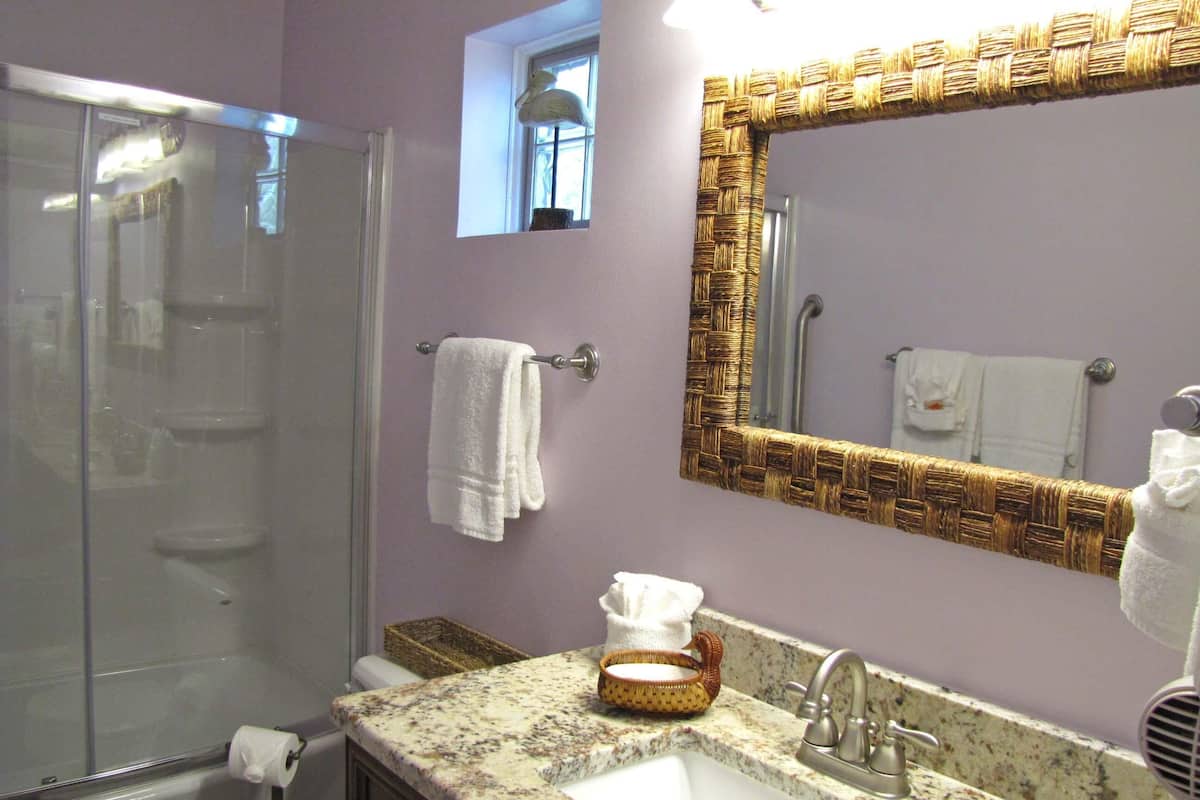 House, Multiple Beds (Pipers Penny) | Bathroom | Combined shower/bathtub