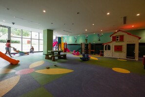 Children's play area - indoor - Maison Privee - Exclusive Apt w/ Burj Khalifa Next Door (Dubai)