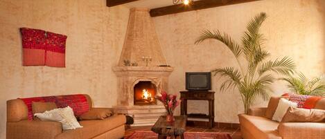 Comfort villa, Meerdere bedden, aan het zwembad | Woonkamer | Flatscreentelevisie en een open haard