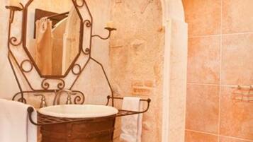 Comfort Villa, Multiple Beds, Poolside | Bathroom | Shower, free toiletries