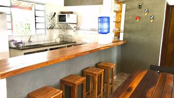 Rumah | Dapur pribadi | Lemari es, microwave, dan peralatan masak/sendok-piring