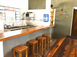 Casa | Cozinha privada | Geladeira, micro-ondas, talheres/pratos/utensílios de cozinha