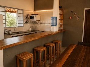 Geladeira, micro-ondas, talheres/pratos/utensílios de cozinha