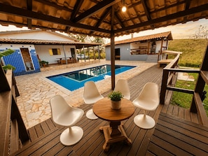Una piscina al aire libre