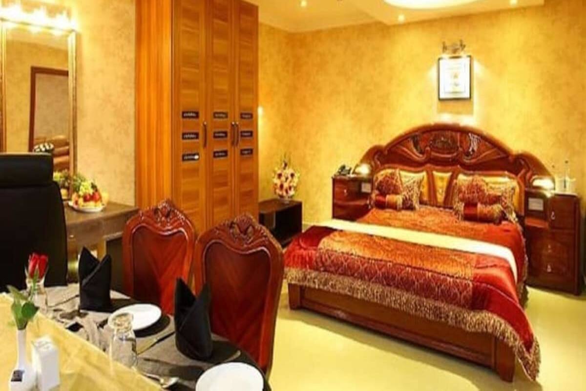 Phòng Suite, 1 giường đôi | Két bảo mật tại phòng, bàn, bàn ủi/dụng cụ ủi quần áo