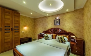 Phòng Suite, 1 giường đôi | Két bảo mật tại phòng, bàn, bàn ủi/dụng cụ ủi quần áo