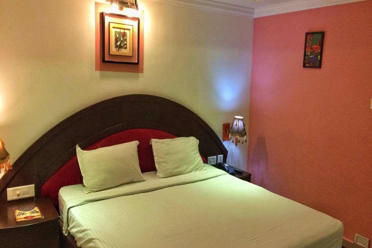 Phòng Deluxe, 1 giường đôi | Két bảo mật tại phòng, bàn, bàn ủi/dụng cụ ủi quần áo