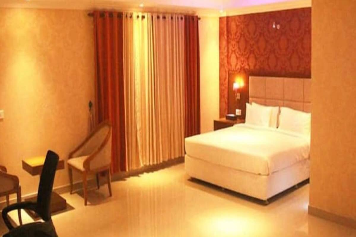Phòng Superior, 1 giường đôi | Két bảo mật tại phòng, bàn, bàn ủi/dụng cụ ủi quần áo