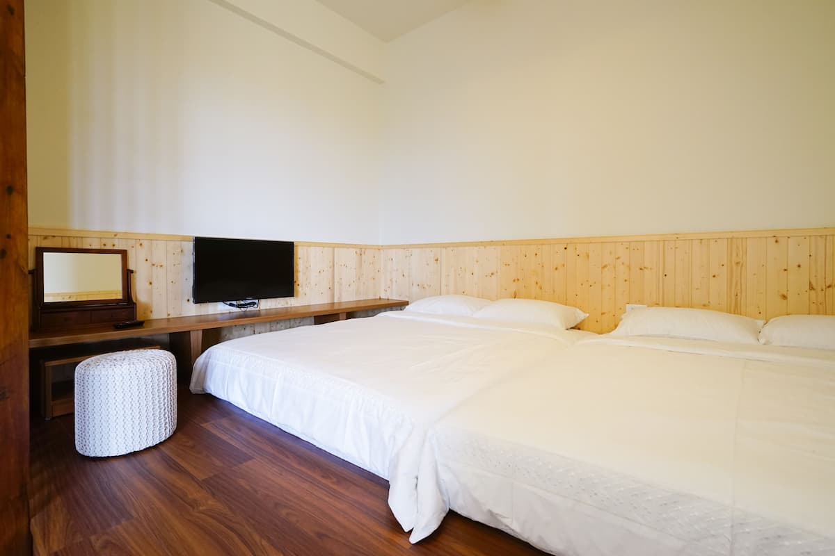Suite familiar | Escritorio, wifi gratis y ropa de cama