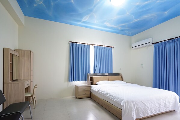 Un dormitorio con cama, escritorio, silla y armario.