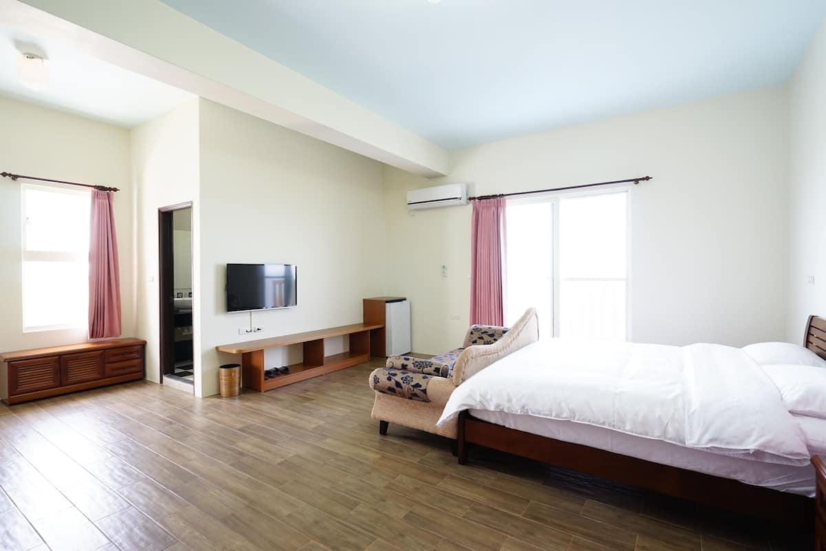 Habitación cuádruple de lujo | Escritorio, wifi gratis y ropa de cama