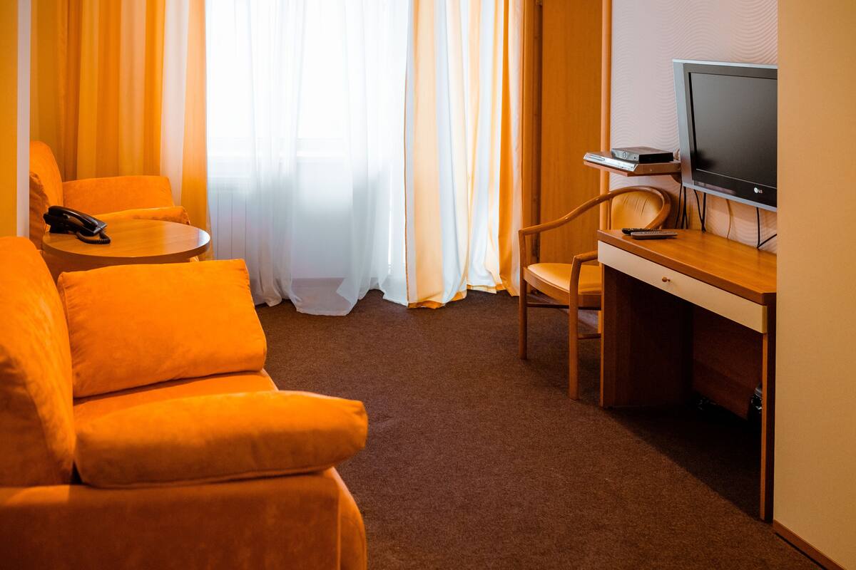 Suite Familiale, 1 chambre | Coin séjour | Télévision à écran plat