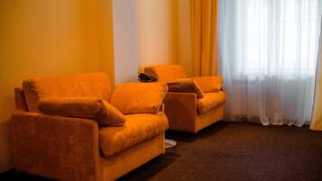 Suite familiar, 1 habitación | Zona de estar | Una televisión de pantalla plana